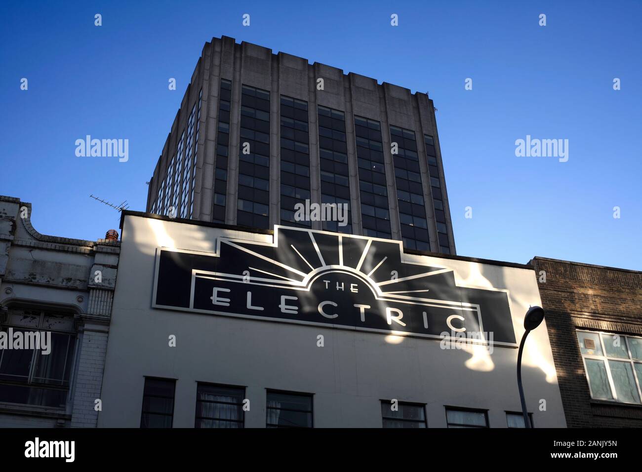 Die 'Rising Sun' Motiv auf Birmingham's Electric Cinema Fänge Sonnenlicht aus dem Gebäude gegenüber. Stockfoto