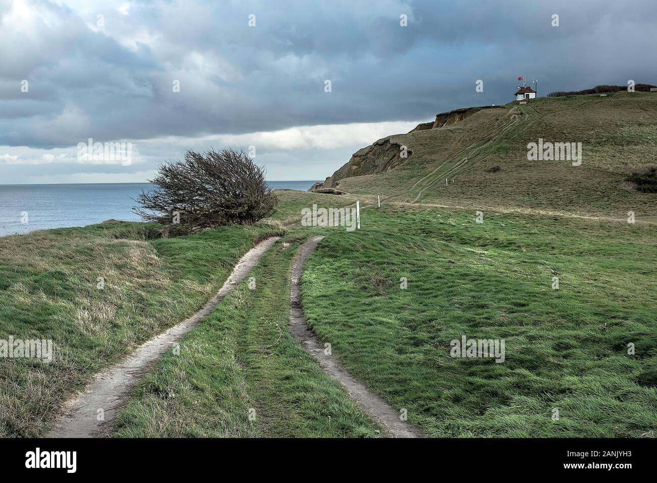 Küstenwanderweg zwischen Sheringham und Weyborne, der am Rande des Sheringham Golf Course verläuft. Stockfoto