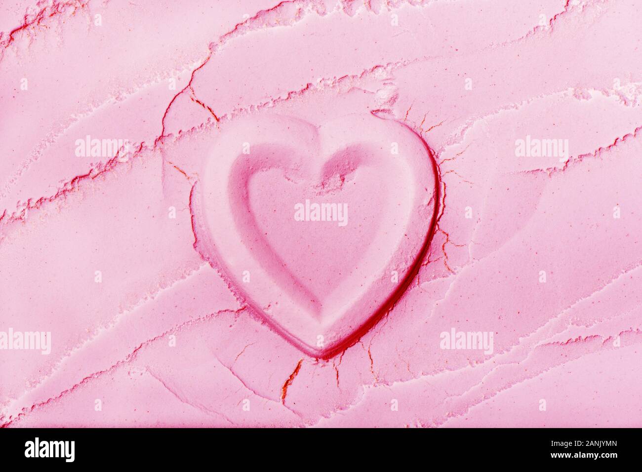 Nahaufnahme von Herzförmige auf rosa Pulver gestempelt. Stockfoto