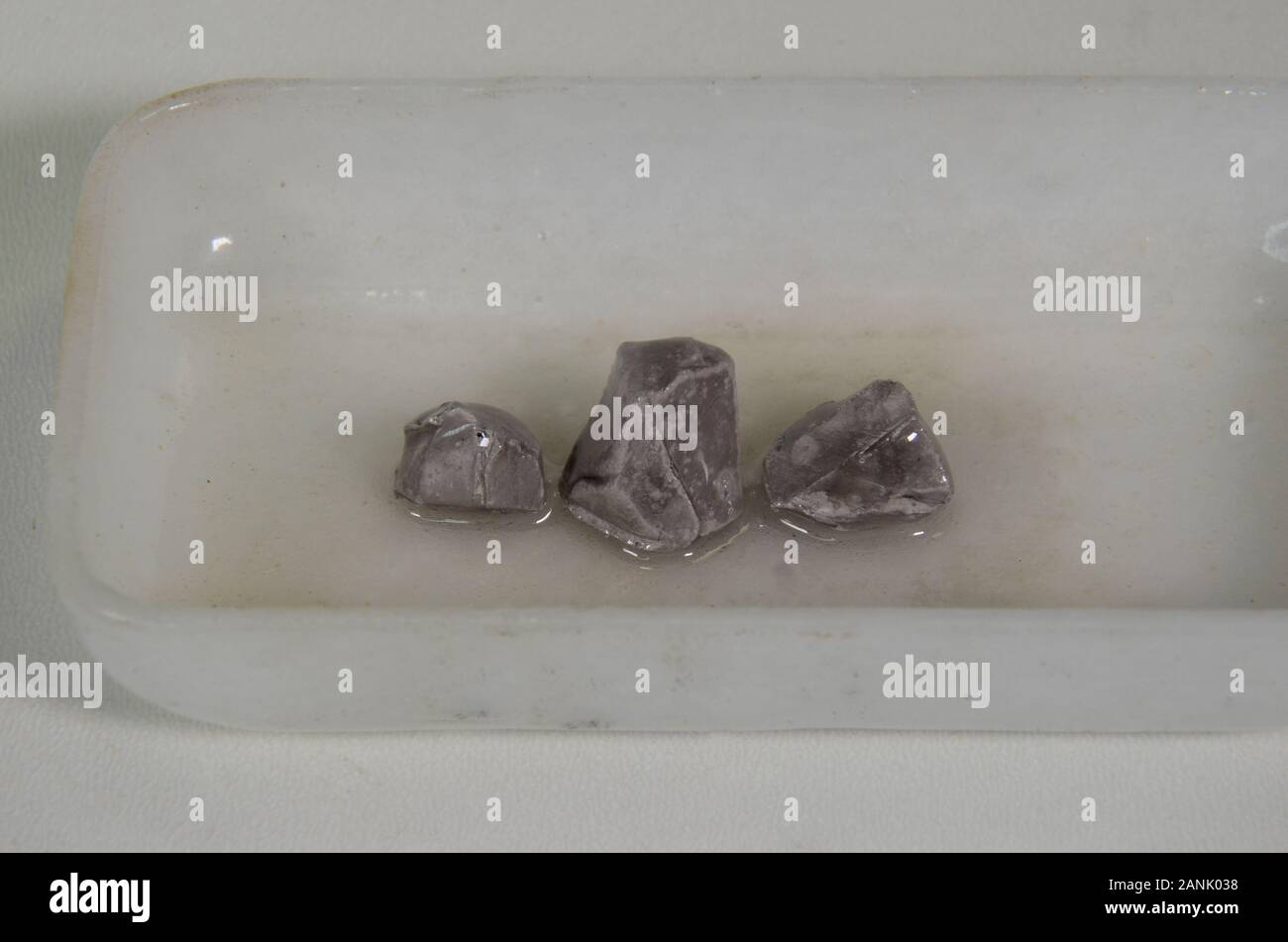 Nahaufnahme auf Proben des Metalls Natrium (Na). Die Proben müssen in Öl bedeckt bleiben, um Korrosion zu verhindern. Stockfoto