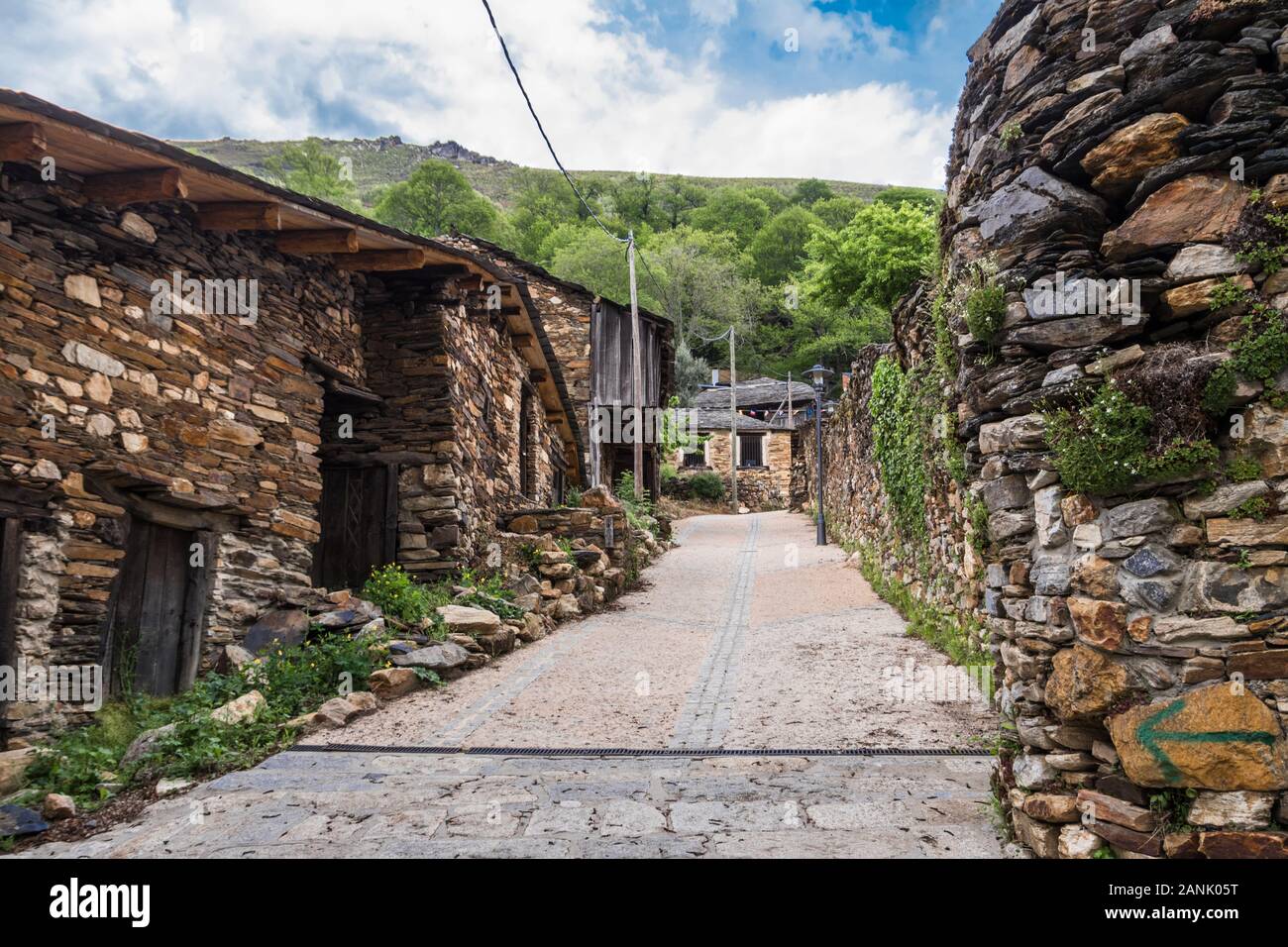 Schöne Ziegelhäuser in abgelegenen Gegenden und mit den Bergen im Hintergrund Stockfoto