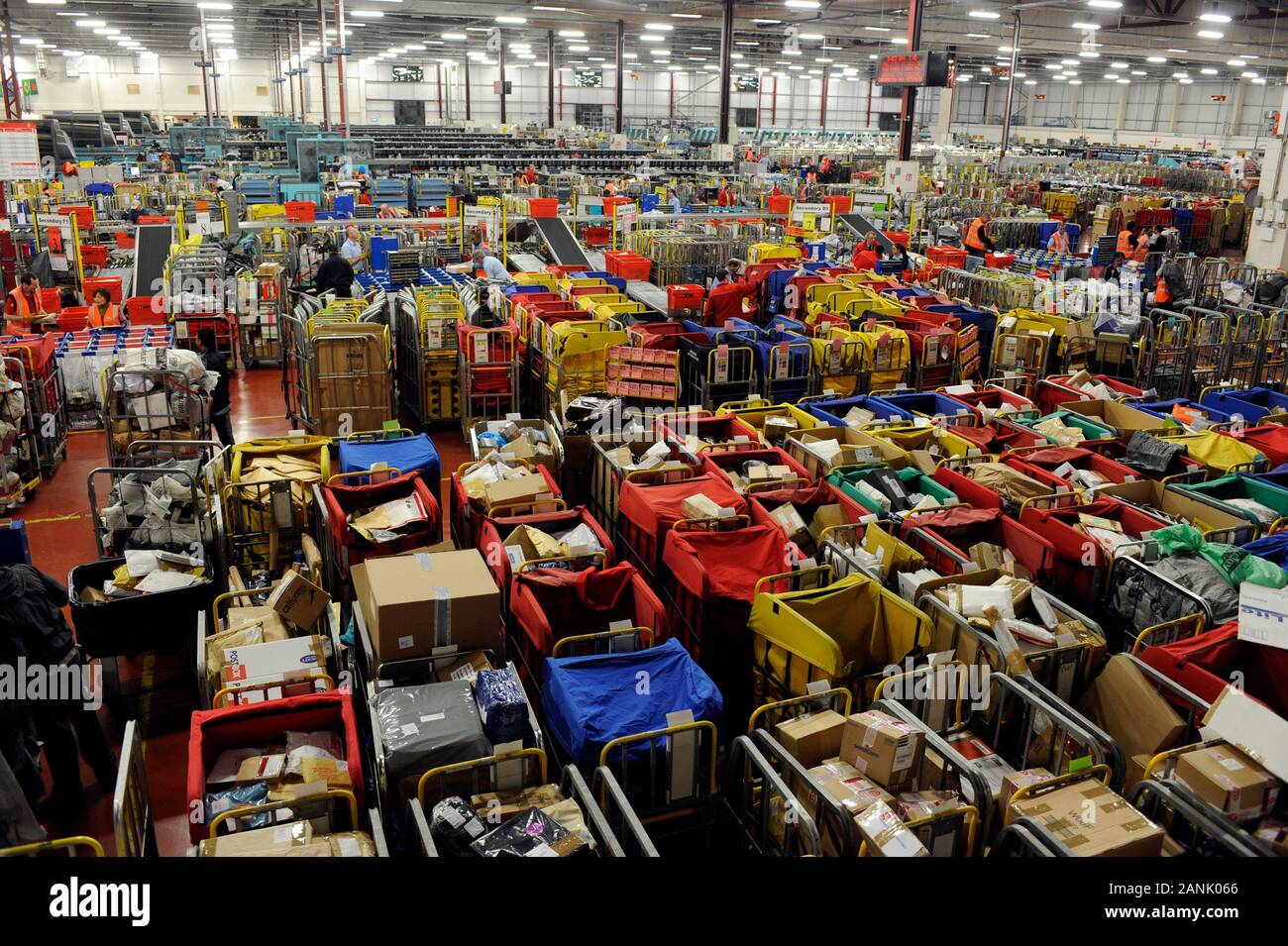 Die Royal Mail sorting Office in Gatwick Umgang mit 6 Millionen Briefen pro Tag während der Woche vor Weihnachten im Jahr 2008. Stockfoto