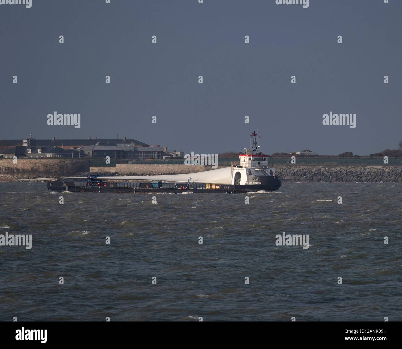 Das Frachtschiff MTB Blade Runner Two nähert sich dem Portsmouth Harbour und trägt ein Windturbinen-Rotorblatt Stockfoto