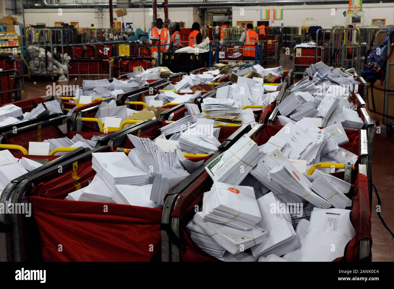 Die Royal Mail sorting Office in Gatwick Umgang mit 6 Millionen Briefen pro Tag während der Woche vor Weihnachten im Jahr 2008. Stockfoto