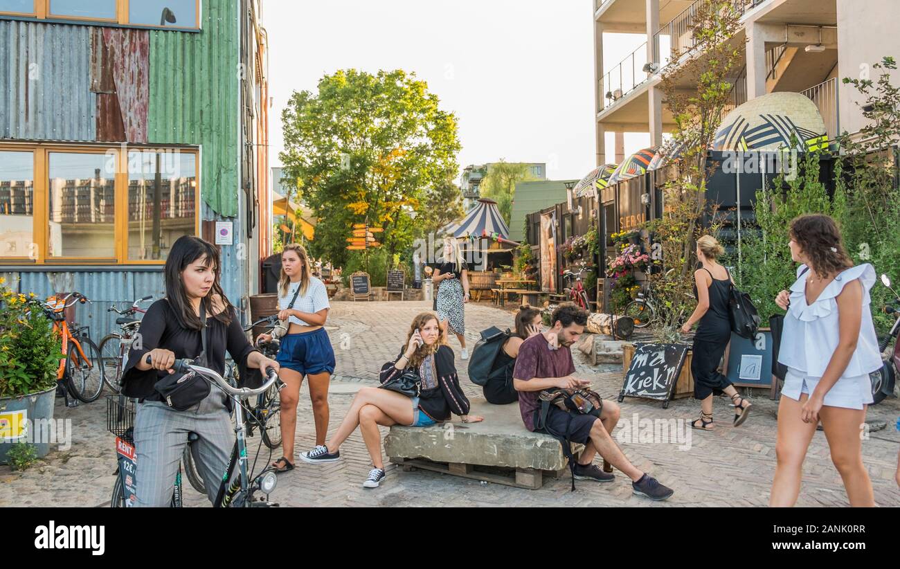 Junge Menschen im Eingangsbereich der Holzmarkt, alternativen kulturellen Veranstaltungsort Stockfoto