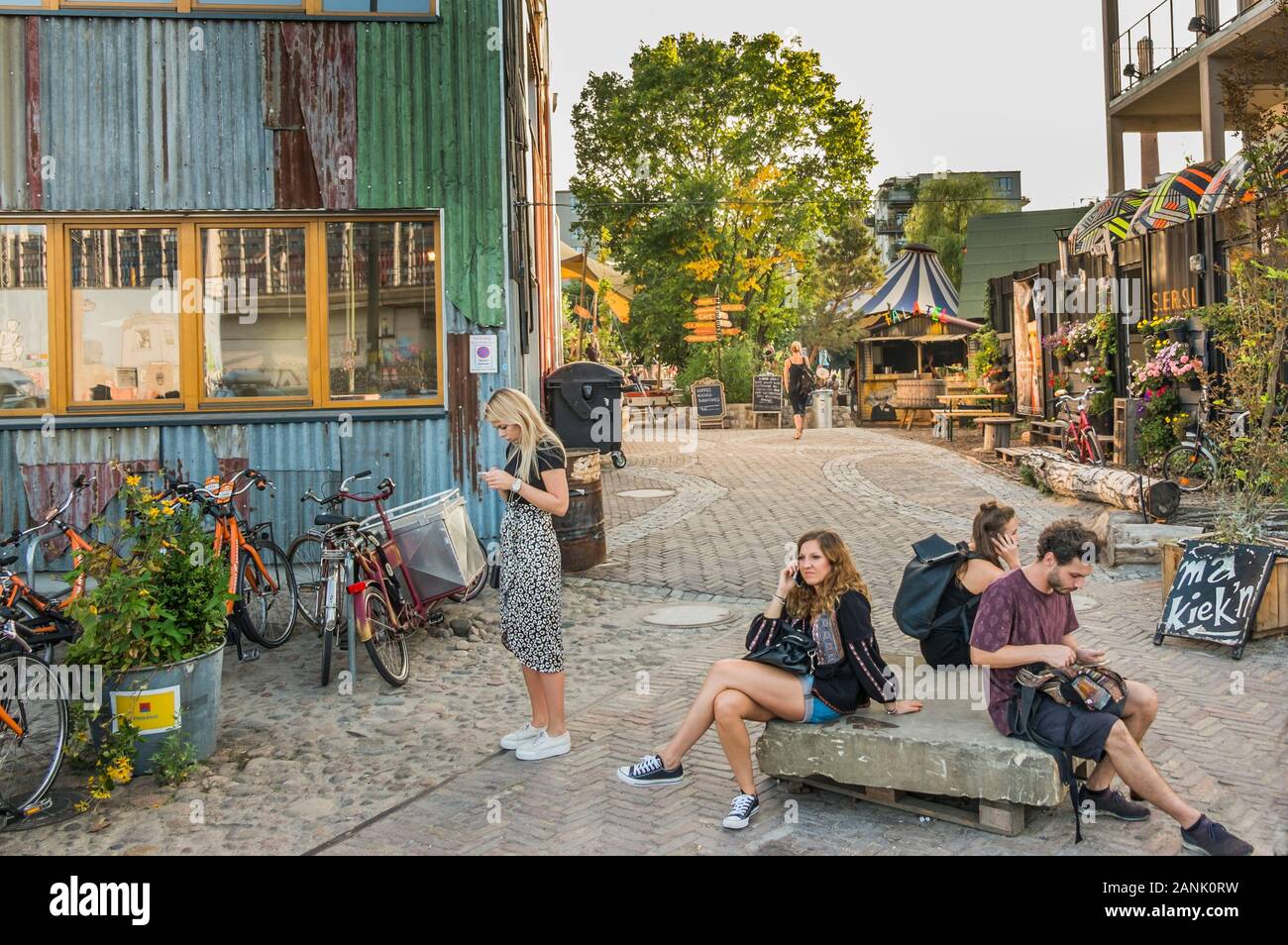 Junge Menschen im Eingangsbereich der Holzmarkt, alternativen kulturellen Veranstaltungsort Stockfoto