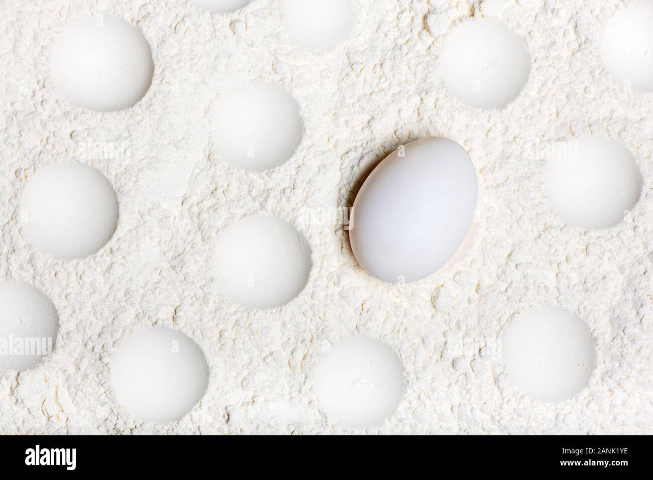 Hühnerei auf weißem Mehl Hintergrund. Stockfoto