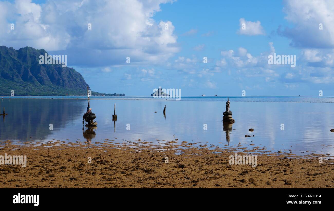 Ein schöner Sommertag an der Kaneohe Bay, Hawaii, zeigt bei Ebbe immer noch reflektierendes Wasser. Stockfoto