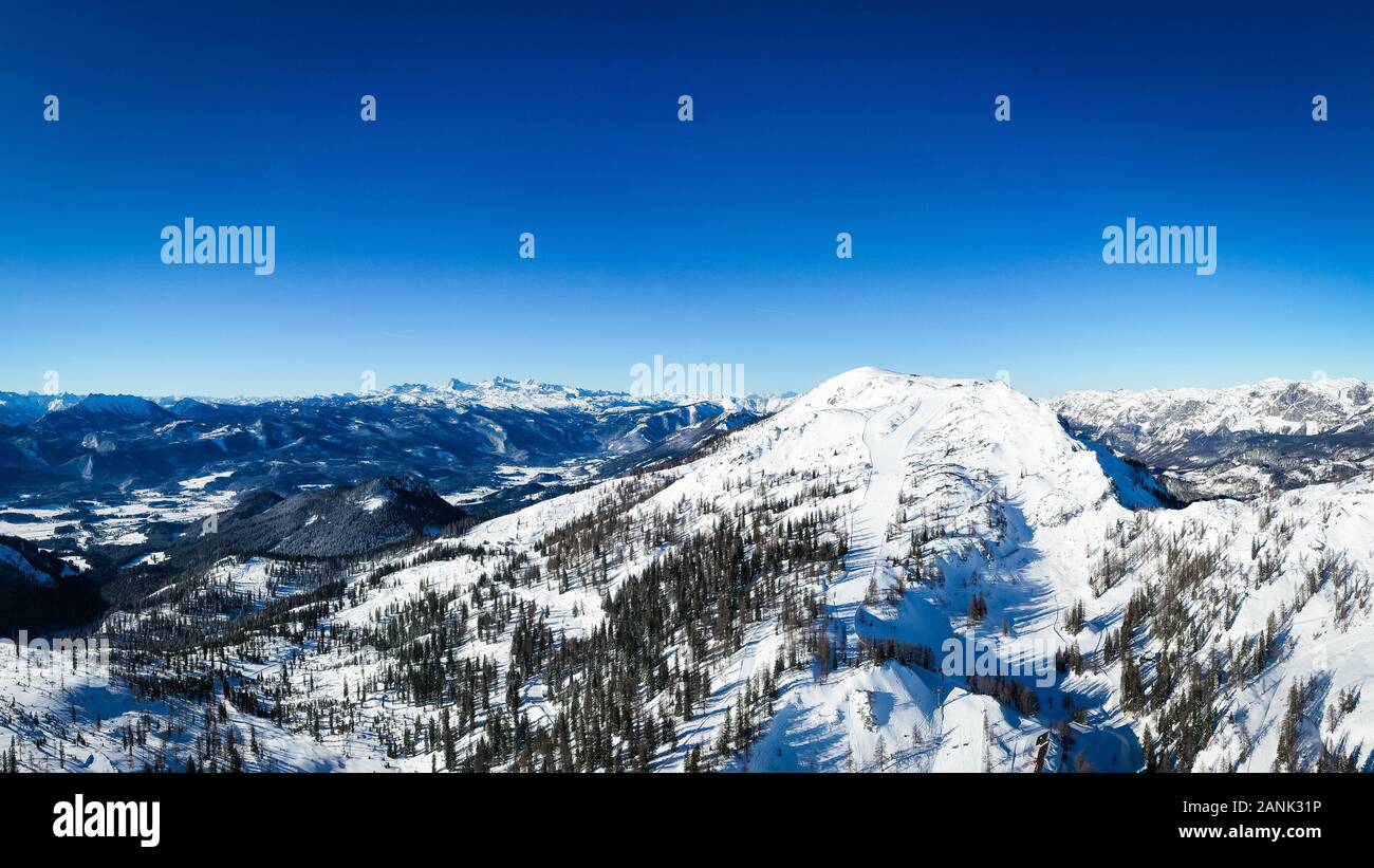 Schönen Wintertag in Tauplitz Alm mit Blick auf die Lawinenstein Berg in der Steiermark, Österreich. Stockfoto