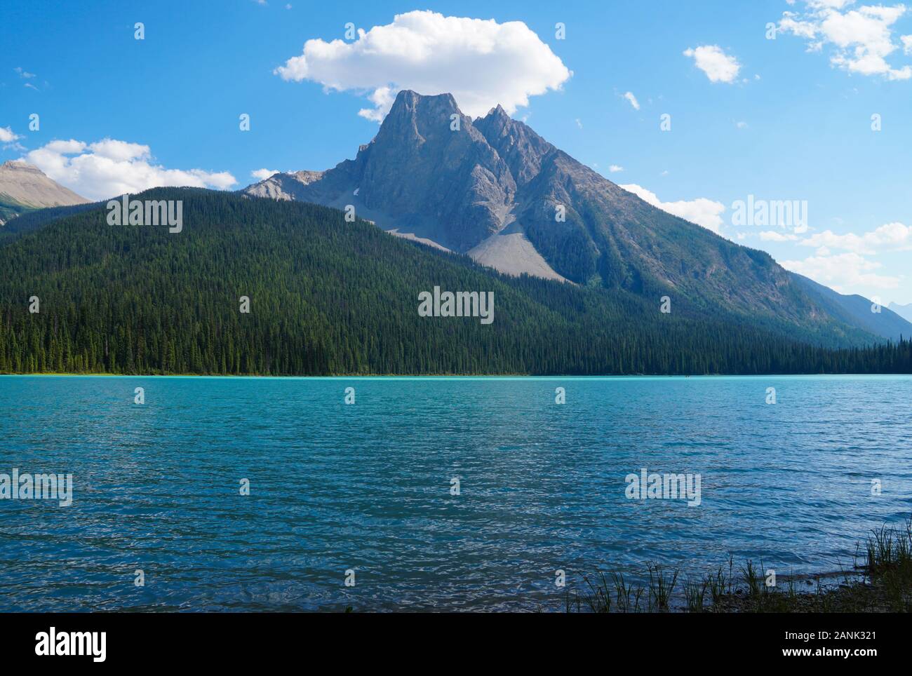 Wunderschöne Aussicht auf die Berge von jeder Richtung in den Moraine Lake im Banff National Park Stockfoto