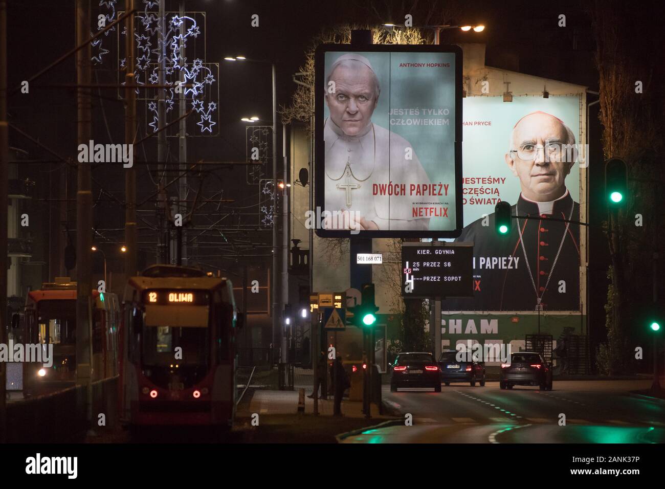 Losgerissene Reklametafel mit Anthony Hopkins als Papst Benedikt XVI. und Jonathan Pryce als Kardinal Jorge Mario Bergoglio Zukunft Papst Franziskus die Hauptfiguren der Stockfoto