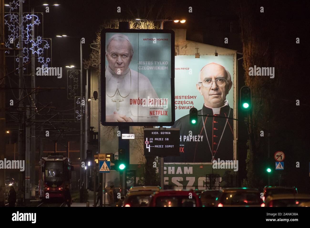 Losgerissene Reklametafel mit Anthony Hopkins als Papst Benedikt XVI. und Jonathan Pryce als Kardinal Jorge Mario Bergoglio Zukunft Papst Franziskus die Hauptfiguren der Stockfoto