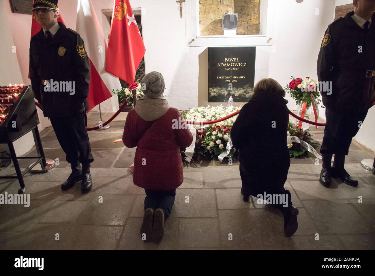 Pawel Ottar, Bürgermeister von Danzig, Grab und Gedenktafel in der Marienkirche in den ersten Jahrestag seiner Ermordung in Danzig, Polen. 1. Januar Stockfoto