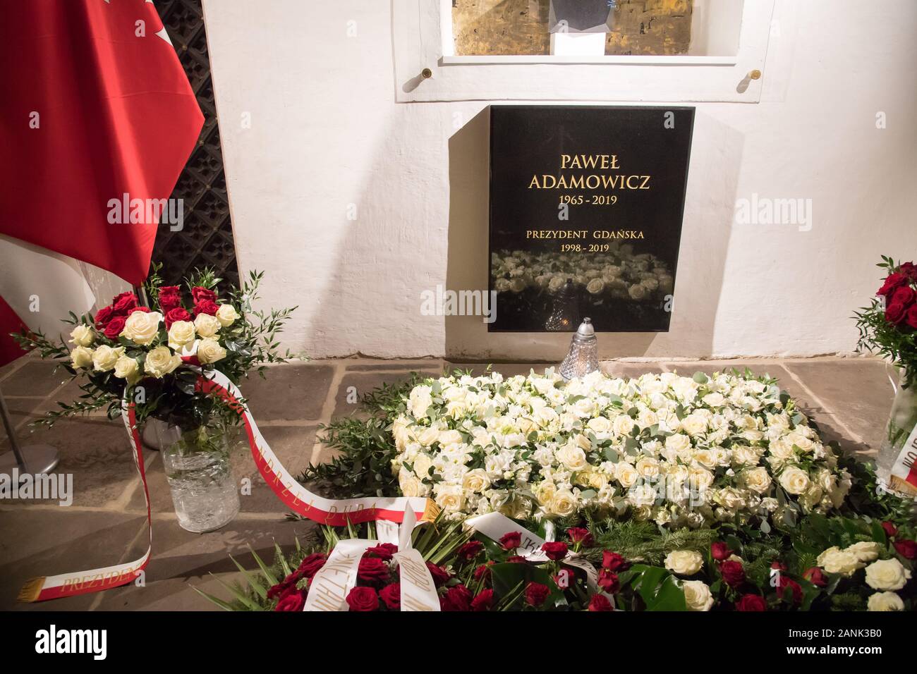 Pawel Ottar, Bürgermeister von Danzig, Grab und Gedenktafel in der Marienkirche in den ersten Jahrestag seiner Ermordung in Danzig, Polen. 1. Januar Stockfoto