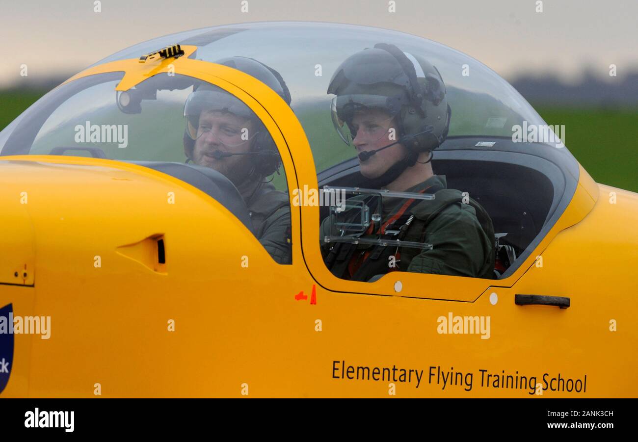 Prinz Harry auf seinem fliegenden Lektion in einem slingsby Firefly Flugzeuge im Nahen Wallop Armee fliegen Sitz in Hampshire im Jahr 2008. Stockfoto