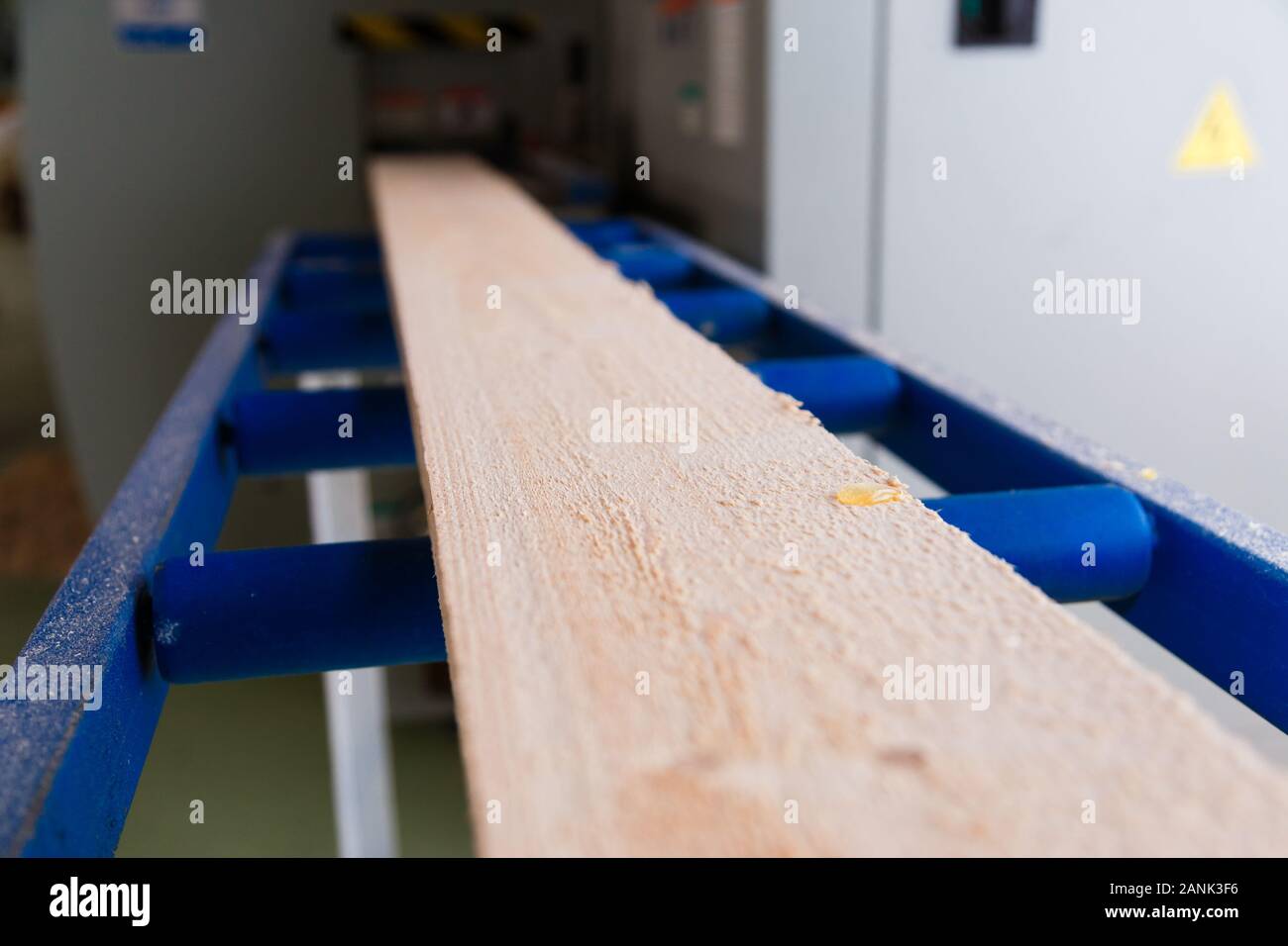 Raw board vor dem vierseitigen längs Fräsen Maschine zum Schneiden von Holz Stockfoto