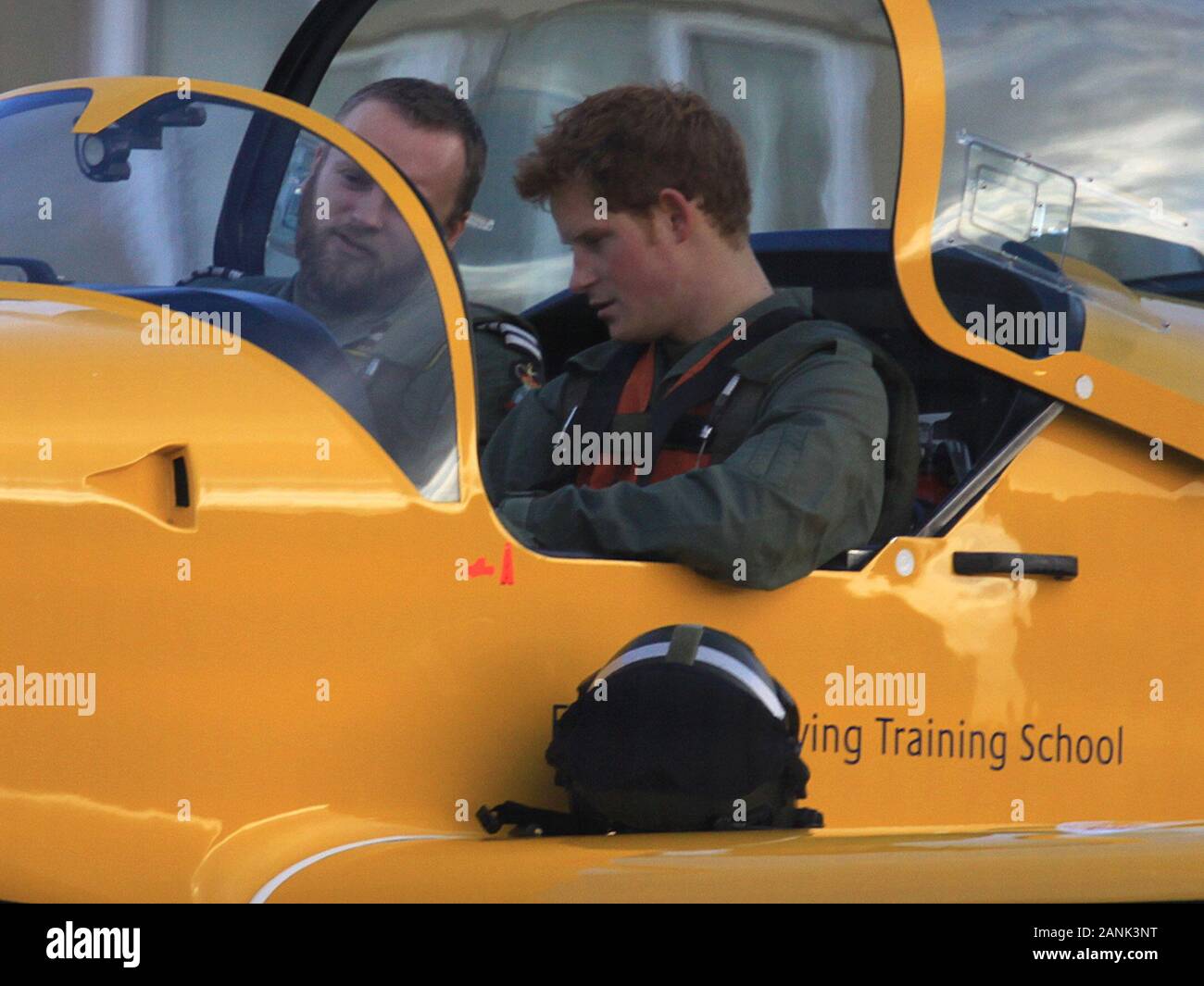 Prinz Harry auf seinem fliegenden Lektion in einem slingsby Firefly Flugzeuge im Nahen Wallop Armee fliegen Sitz in Hampshire im Jahr 2008. Stockfoto