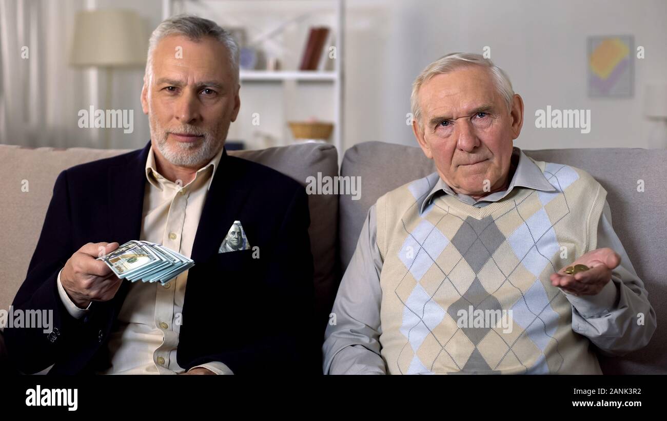 Reichen älteren Mann, die paar Dollar, armen älteren Freund zeigt Münzen Stockfoto