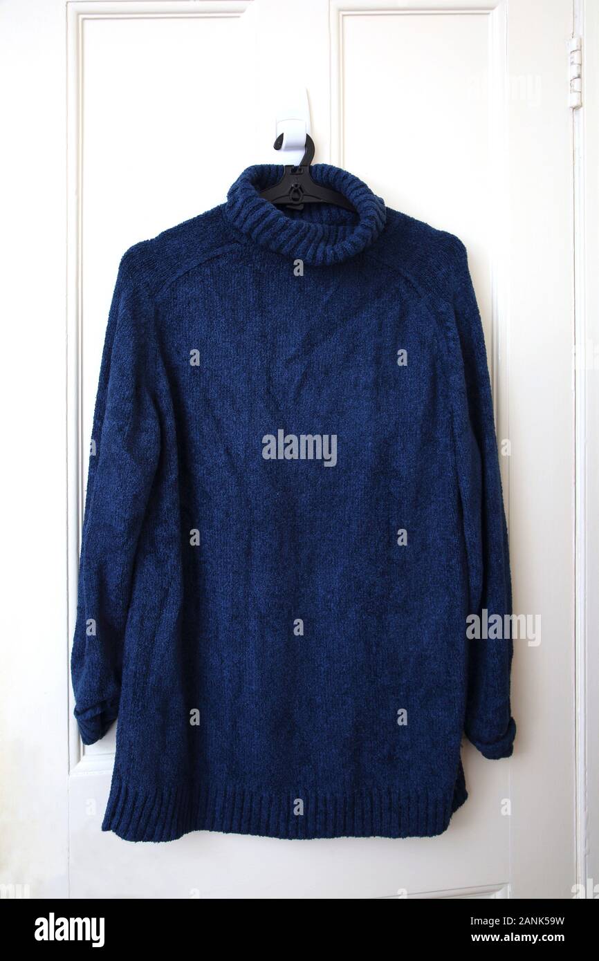 Indigo samt Polo Rollkragen Stockfoto