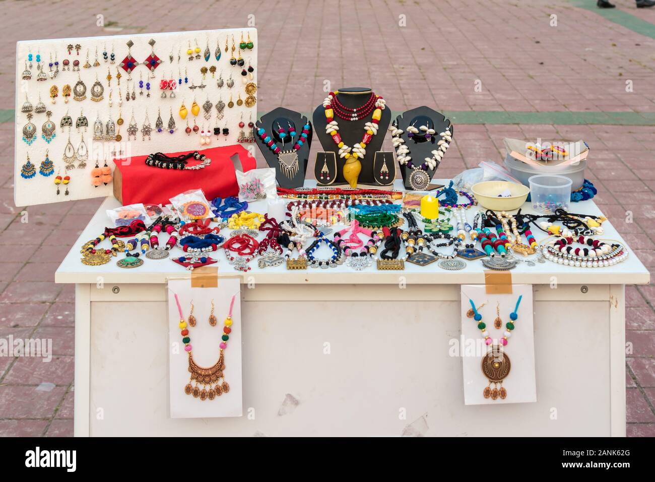 Bild von handgefertigten indischen Halskette und Ohrringe liegt in einer Straße shop zum Verkauf ausgestellt. Indische Handwerk und Kunst Stockfoto