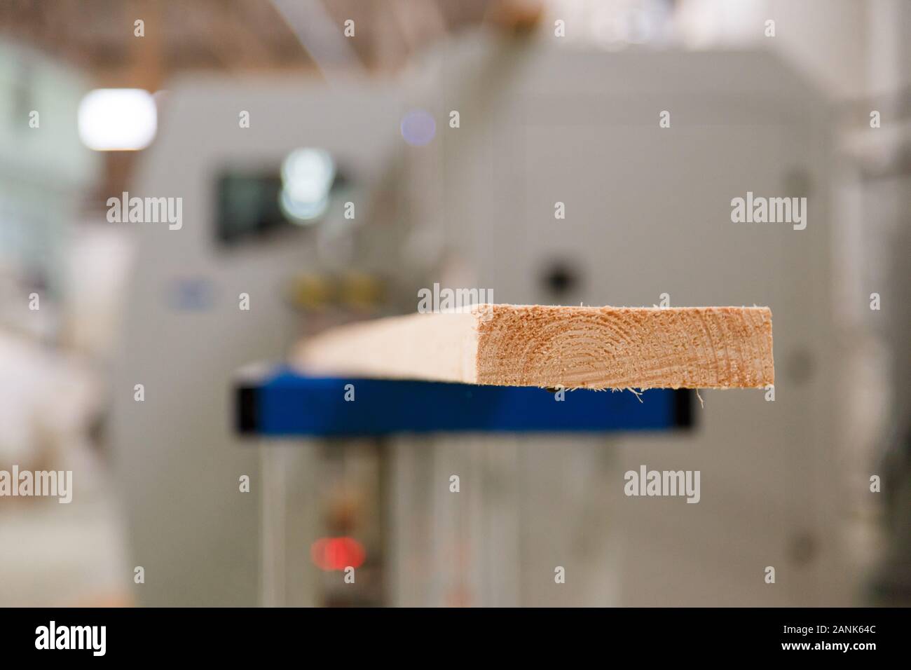 Herstellung von Holzarbeit mit Holz Tür am Bearbeitungszentrum während Herstellung von Möbeln Stockfoto