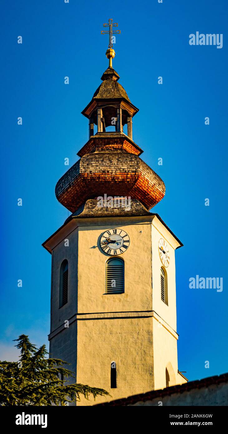 Frohnleiten Kirche tovwer oben Mur in der Steiermark, Österreich. Berühmte Reiseziel. Stockfoto
