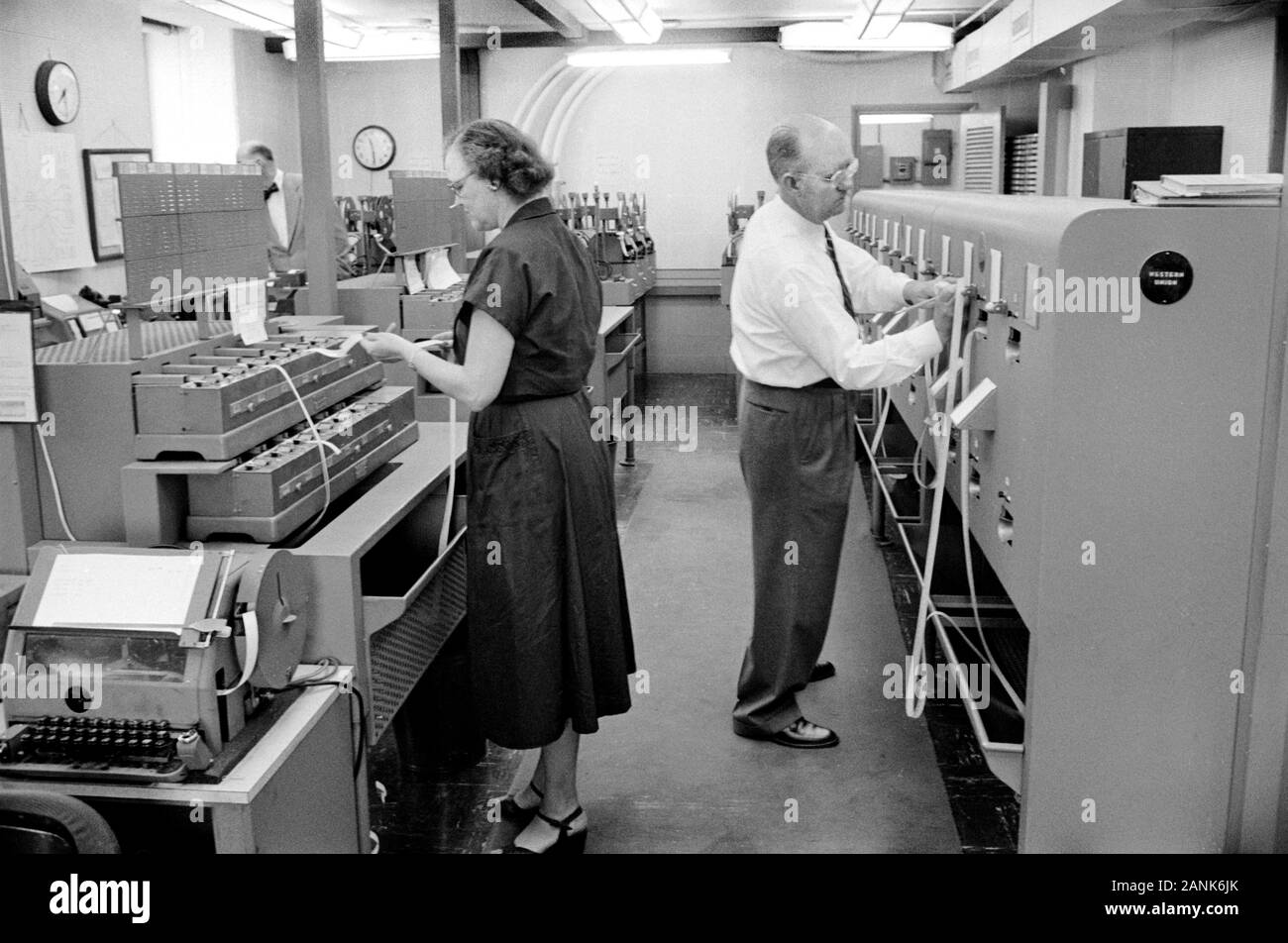 Zwei Mitarbeiter der Abteilung in der Teletype Zimmer von Communications Center, Washington, D.C., USA, Foto: Thomas J. O'Halloran, Mai 1956 Stockfoto
