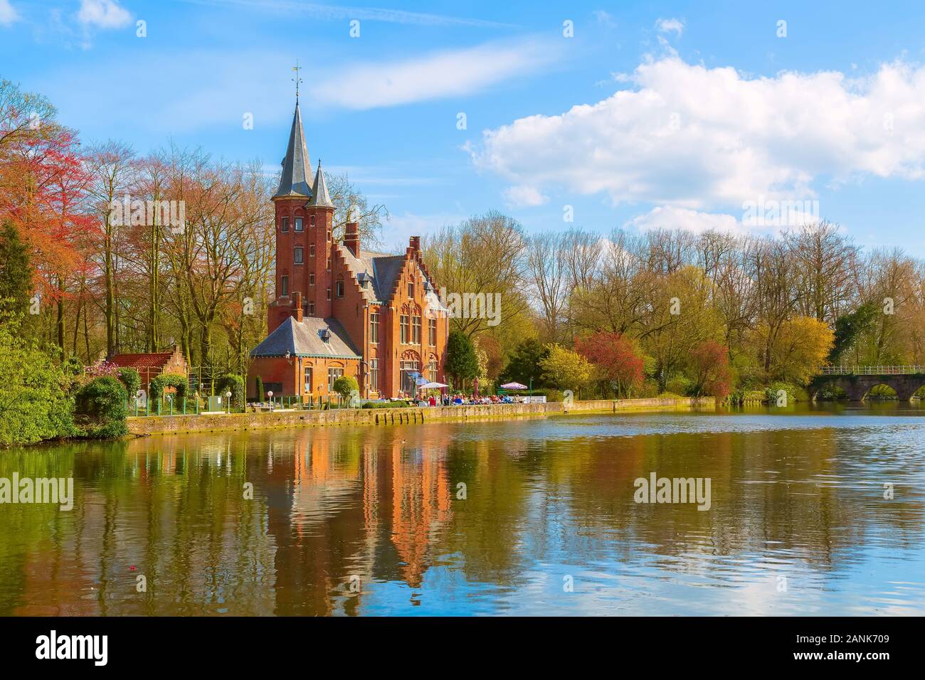 Brügge, Belgien Minnewater See der Liebe Panorama, Liebhaber Brücke, Schloss de la Faille, bewölkt blauer Himmel Stockfoto