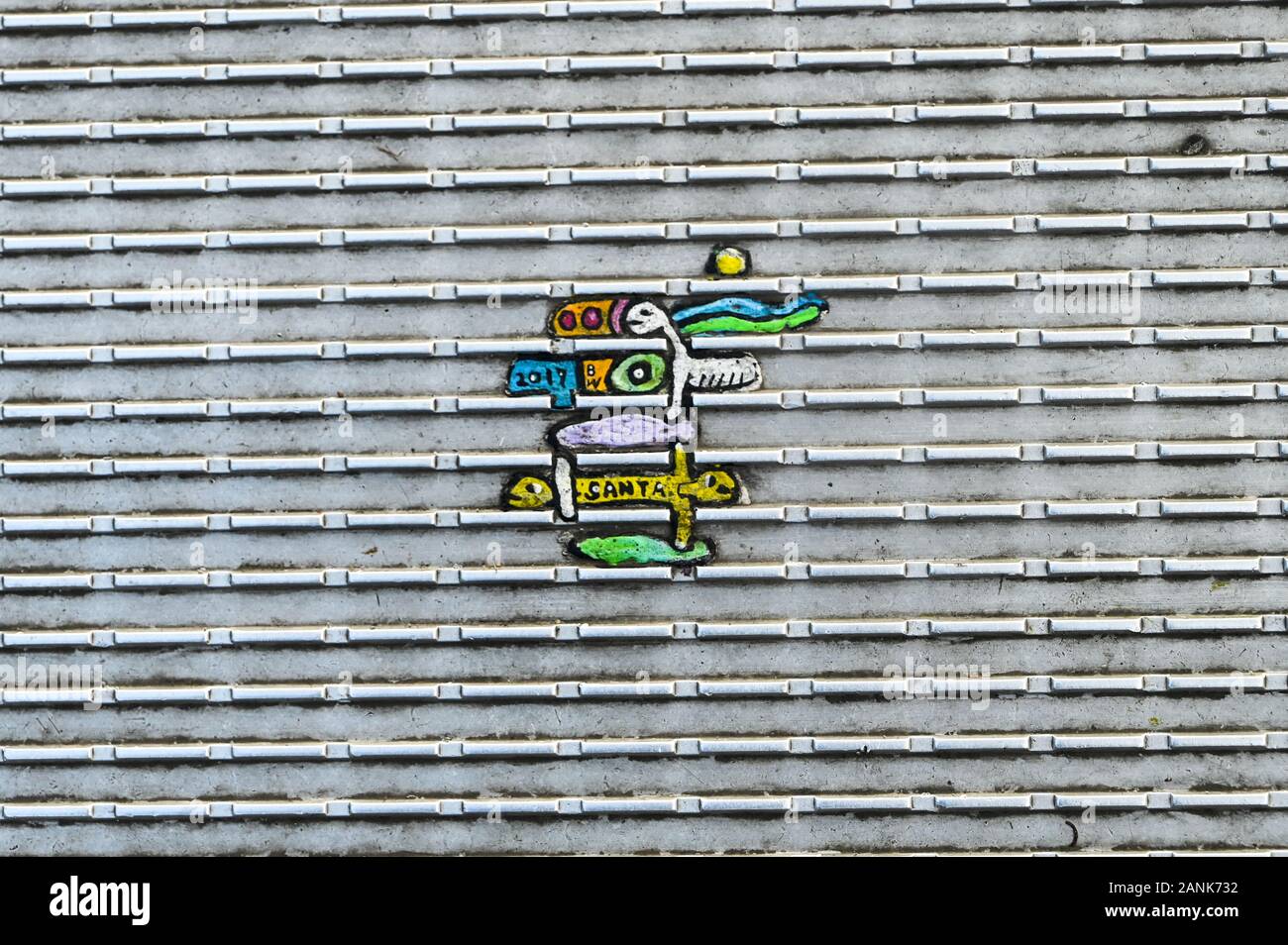 Ein Miniaturgemälde des Kaugummikünstlers Ben Wilson auf der Millennium Bridge, London. Stockfoto