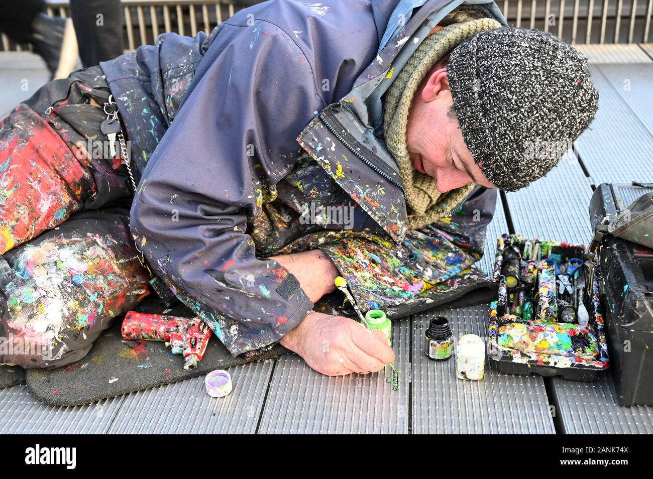 Der Kaugummikünstler Ben Wilson schuf Miniaturbilder auf weggeworfenen Gummi auf der Millennium Bridge, London UK Stockfoto