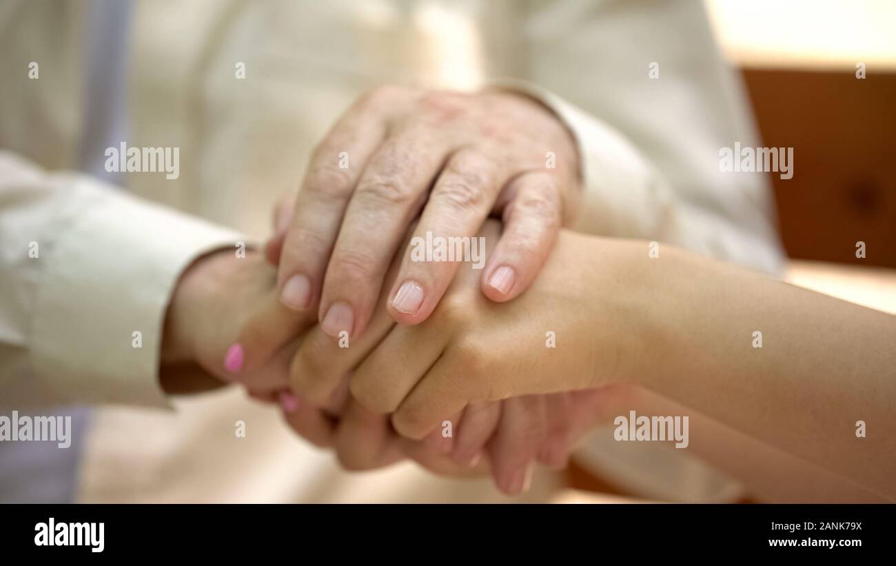 Ältere Menschen die Hand der jungen Frau, Support und Pflege von relativer Begriff Stockfoto