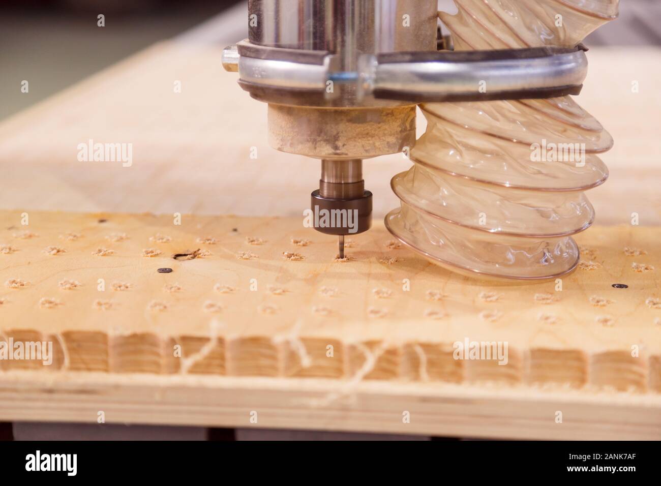 Fräsen einer Holzplatte. Die Bearbeitung von Holzplatten auf CNC-Fräsen koordinieren Holzbearbeitungsmaschinen. CNC-holzbearbeitungsmaschine. Stockfoto