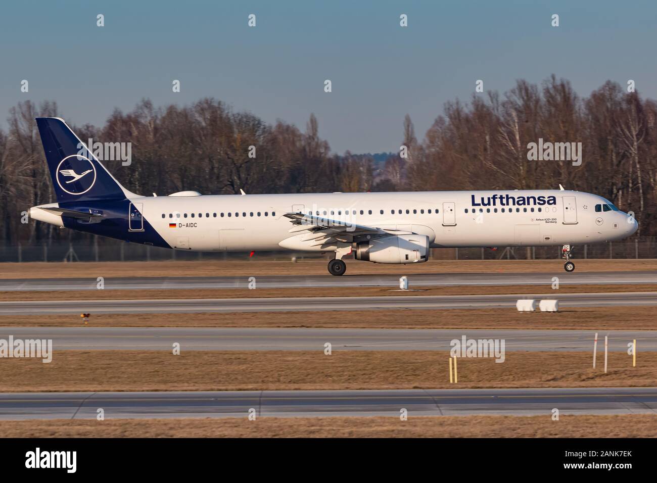 München, Deutschland - Januar 16, 2020: Lufthansa Airbus A321 Flugzeug am Flughafen München (MUC) in Deutschland. Airbus ist ein Hersteller von Flugzeugen aus Toulous Stockfoto