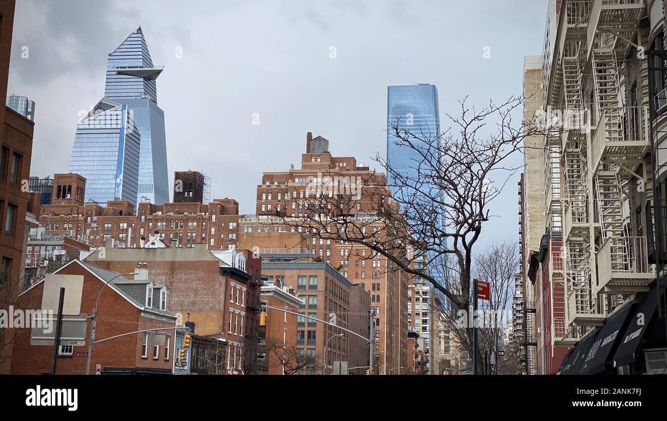 Die sehr alte Gegensätze architektonisch mit der ganz neuen wie an einem bewölkten Tag im Winter entlang der 9. Avenue in Manhattan. Stockfoto