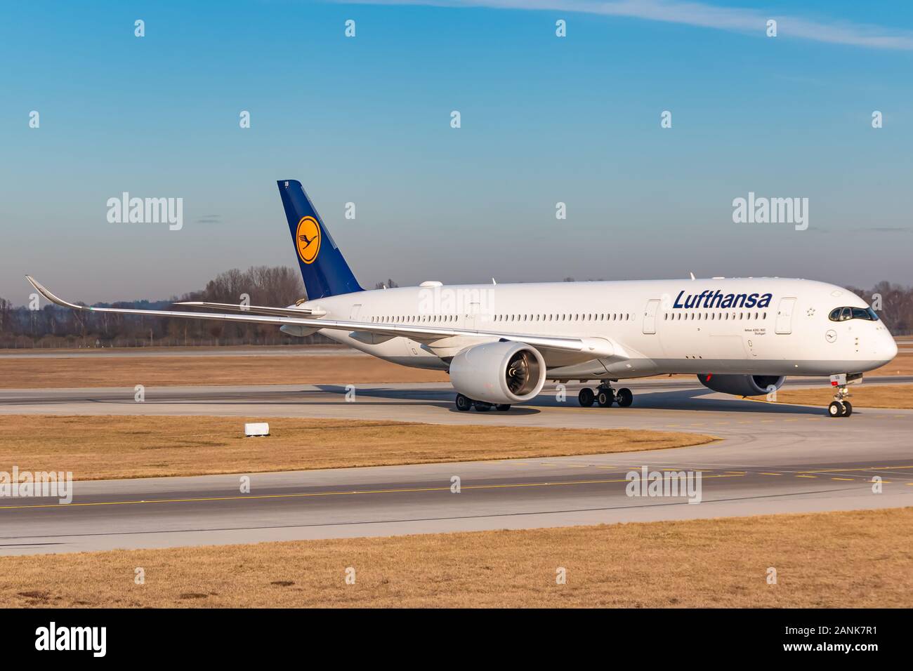 München, Deutschland - Januar 17, 2020: Lufthansa Airbus A350 Flugzeug am Flughafen München (MUC) in Deutschland. Airbus ist ein Hersteller von Flugzeugen aus Toulous Stockfoto
