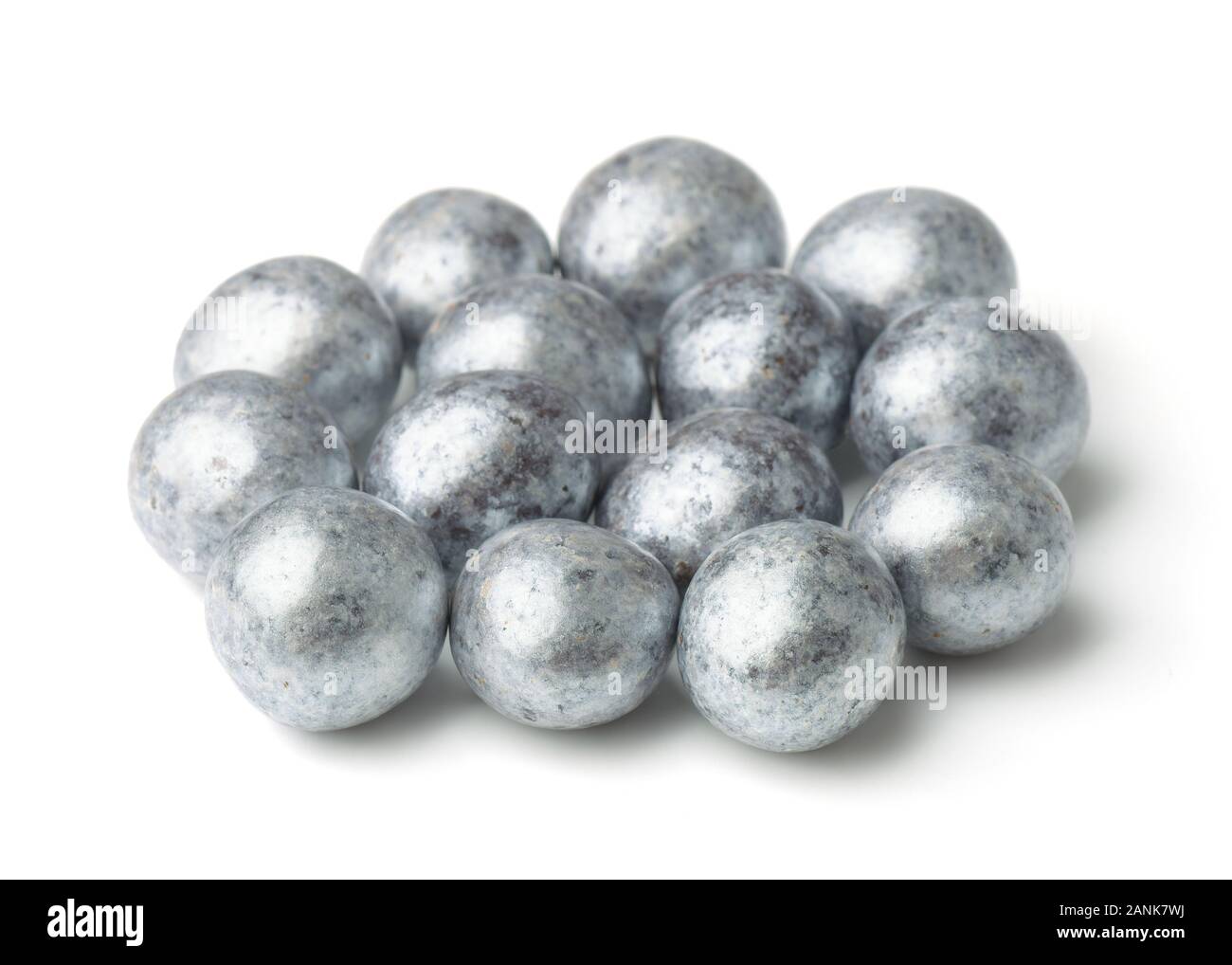 Silber Schokolade Kugeln auf weißen isoliert Stockfoto