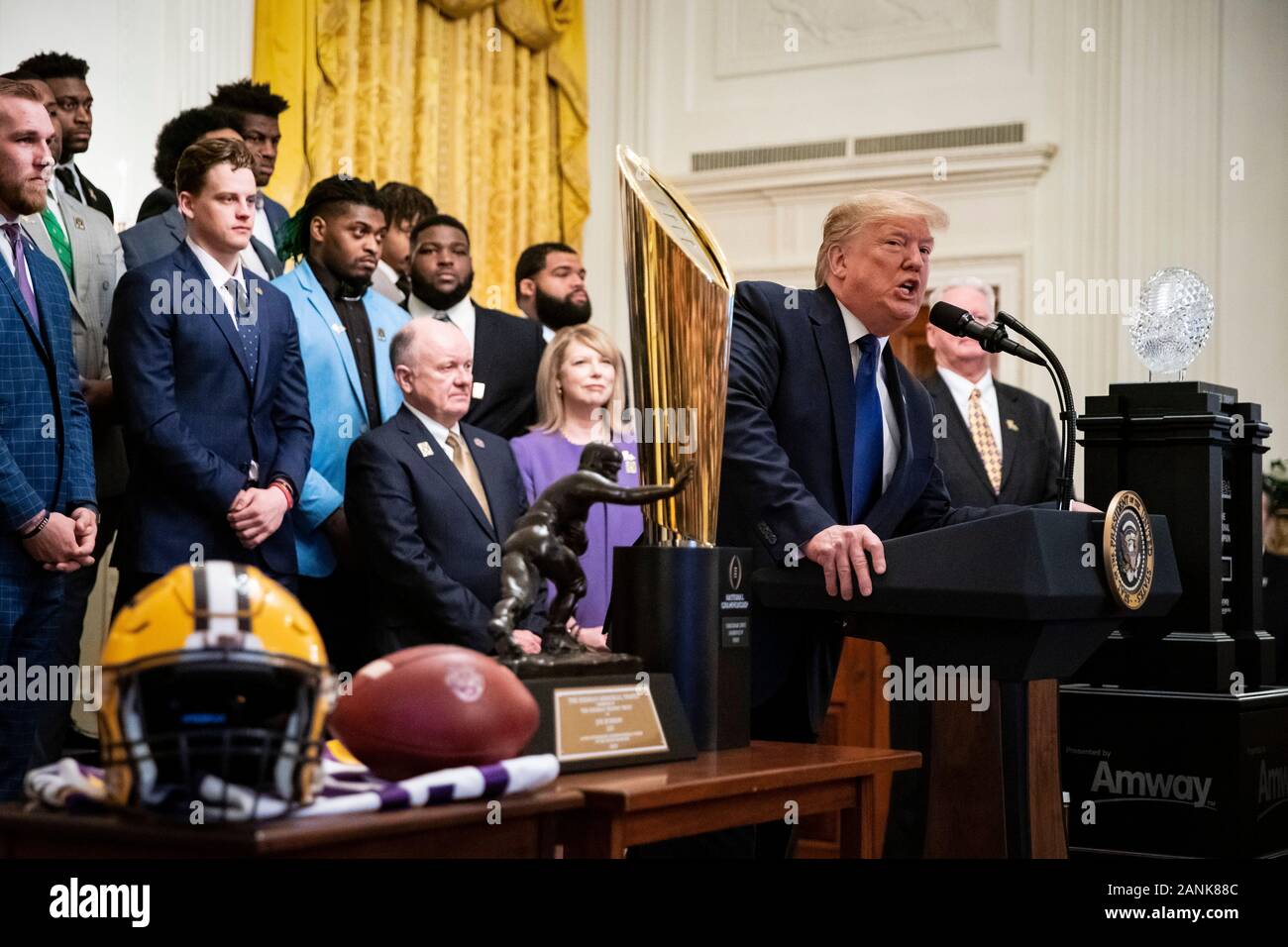 Washington, DC, USA. 17 Jan, 2020. Präsidenten der Vereinigten Staaten Donald J. Trumpf spricht während einer Veranstaltung zu Ehren Mitgliedern der Louisiana State University Fußballmannschaft im East Room des Weißen Hauses in Washington, DC, USA, am Freitag, Jan. 17, 2020. Das Team war an das Weiße Haus in Anerkennung ihrer gewann die 2019 NCAA Football Meisterschaft am Montag eingeladen. Credit: Al Drago/Pool über CNP | Verwendung der weltweiten Kredit: dpa/Alamy leben Nachrichten Stockfoto