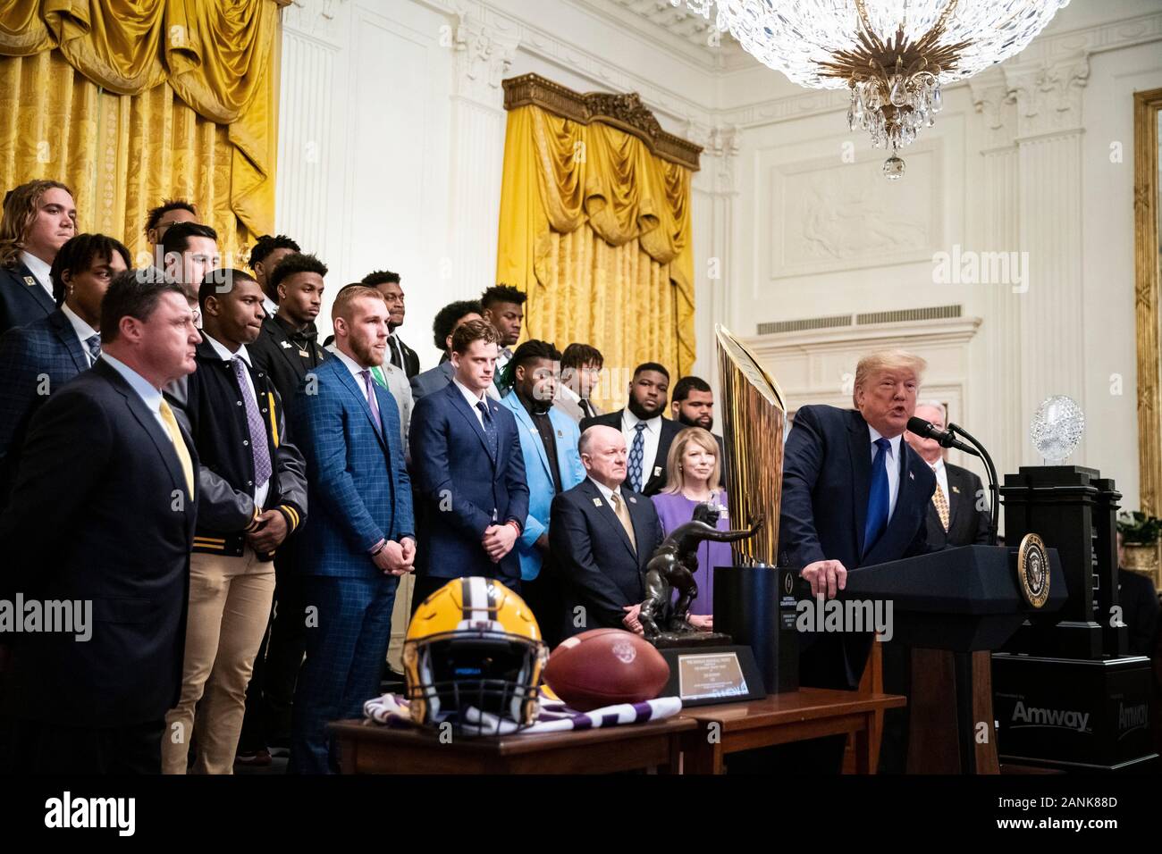 Washington, DC, USA. 17 Jan, 2020. Präsidenten der Vereinigten Staaten Donald J. Trumpf spricht während einer Veranstaltung zu Ehren Mitgliedern der Louisiana State University Fußballmannschaft im East Room des Weißen Hauses in Washington, DC, USA, am Freitag, Jan. 17, 2020. Das Team war an das Weiße Haus in Anerkennung ihrer gewann die 2019 NCAA Football Meisterschaft am Montag eingeladen. Credit: Al Drago/Pool über CNP | Verwendung der weltweiten Kredit: dpa/Alamy leben Nachrichten Stockfoto