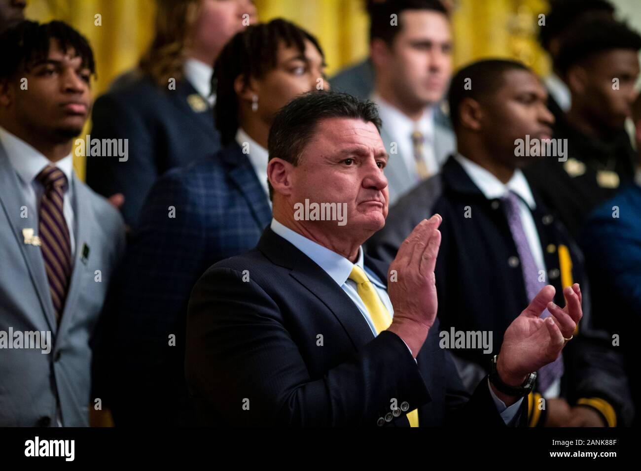 Washington, DC, USA. 17 Jan, 2020. Ed Orgeron, Trainer der Louisiana State University Football Team, applaudiert, als Präsidenten der Vereinigten Staaten Donald J. Trumpf, nicht abgebildet, Hosts eine Veranstaltung zu Ehren der Mannschaft im East Room des Weißen Hauses in Washington, DC, USA, am Freitag, Jan. 17, 2020. Das Team war an das Weiße Haus in Anerkennung ihrer gewann die 2019 NCAA Football Meisterschaft am Montag eingeladen. Credit: Al Drago/Pool über CNP | Verwendung der weltweiten Kredit: dpa/Alamy leben Nachrichten Stockfoto