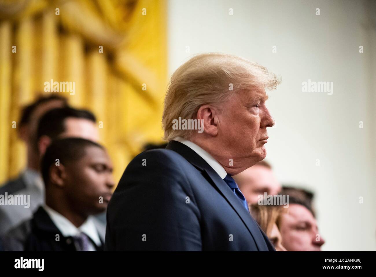 Washington, DC, USA. 17 Jan, 2020. Präsidenten der Vereinigten Staaten Donald J. Trumpf hört während einer Veranstaltung zu Ehren Mitgliedern der Louisiana State University Fußballmannschaft im East Room des Weißen Hauses in Washington, DC, USA, am Freitag, Jan. 17, 2020. Das Team war an das Weiße Haus in Anerkennung ihrer gewann die 2019 NCAA Football Meisterschaft am Montag eingeladen. Credit: Al Drago/Pool über CNP | Verwendung der weltweiten Kredit: dpa/Alamy leben Nachrichten Stockfoto