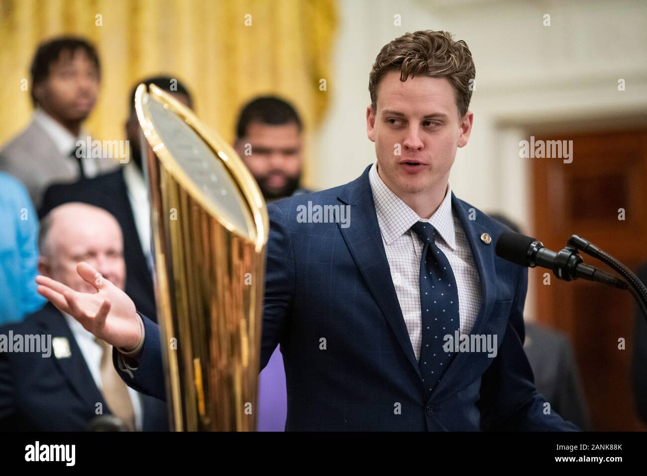 Washington, DC, USA. 17 Jan, 2020. Joe Burrow, Quarterback der Louisiana State University Football Team, spricht als Präsidenten der Vereinigten Staaten Donald J. Trumpf, nicht abgebildet, Hosts eine Veranstaltung zu Ehren der Mannschaft im East Room des Weißen Hauses in Washington, DC, USA, am Freitag, Jan. 17, 2020. Das Team war an das Weiße Haus in Anerkennung ihrer gewann die 2019 NCAA Football Meisterschaft am Montag eingeladen. Credit: Al Drago/Pool über CNP | Verwendung der weltweiten Kredit: dpa/Alamy leben Nachrichten Stockfoto