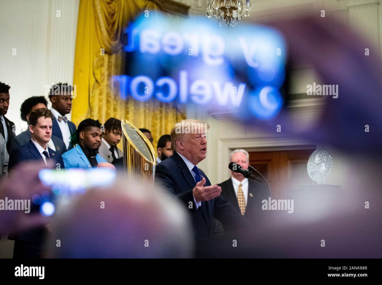 Washington, DC, USA. 17 Jan, 2020. Präsidenten der Vereinigten Staaten Donald J. Trumpf spricht während einer Veranstaltung zu Ehren Mitgliedern der Louisiana State University Fußballmannschaft im East Room des Weißen Hauses in Washington, DC, USA, am Freitag, Jan. 17, 2020. Das Team war an das Weiße Haus in Anerkennung ihrer gewann die 2019 NCAA Football Meisterschaft am Montag eingeladen. Credit: Al Drago/Pool über CNP | Verwendung der weltweiten Kredit: dpa/Alamy leben Nachrichten Stockfoto