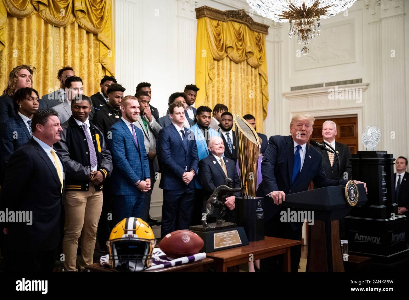 Washington, DC, USA. 17 Jan, 2020. Präsidenten der Vereinigten Staaten Donald J. Trumpf spricht während einer Veranstaltung zu Ehren Mitgliedern der Louisiana State University Fußballmannschaft im East Room des Weißen Hauses in Washington, DC, USA, am Freitag, Jan. 17, 2020. Das Team war an das Weiße Haus in Anerkennung ihrer gewann die 2019 NCAA Football Meisterschaft am Montag eingeladen. Credit: Al Drago/Pool über CNP | Verwendung der weltweiten Kredit: dpa/Alamy leben Nachrichten Stockfoto