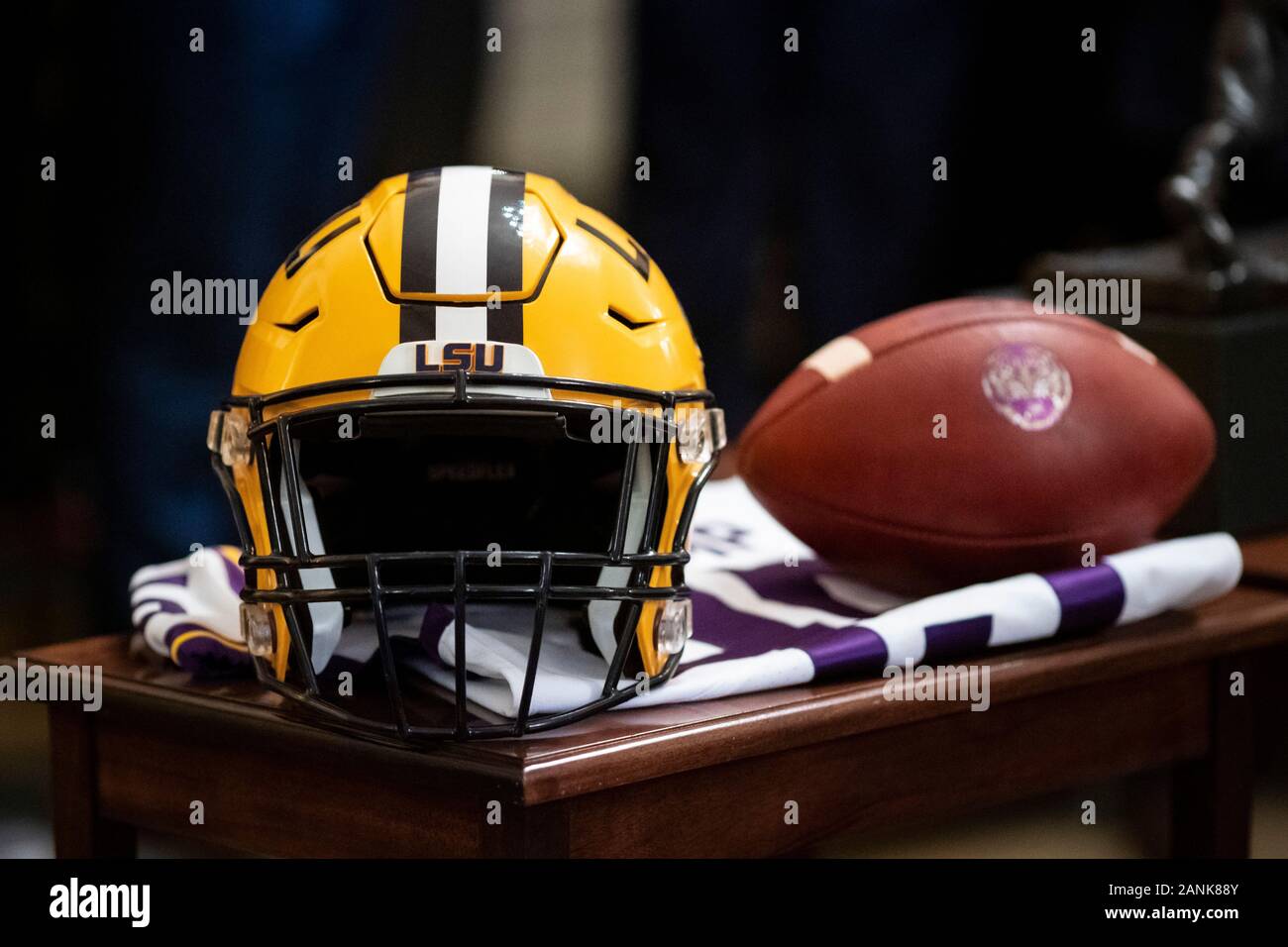 Washington, DC, USA. 17 Jan, 2020. Ein football Helm und Kugel auf einer Tabelle als Präsidenten der Vereinigten Staaten Donald J. Trumpf, nicht abgebildet angezeigt werden, Hosts eine Veranstaltung zu Ehren der Mannschaft im East Room des Weißen Hauses in Washington, DC, USA, am Freitag, Jan. 17, 2020. Das Team war an das Weiße Haus in Anerkennung ihrer gewann die 2019 NCAA Football Meisterschaft am Montag eingeladen. Credit: Al Drago/Pool über CNP | Verwendung der weltweiten Kredit: dpa/Alamy leben Nachrichten Stockfoto