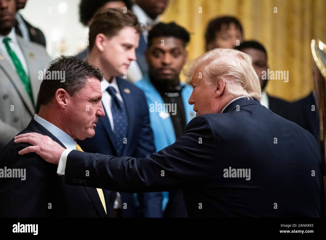 Washington, DC, USA. 17 Jan, 2020. Präsidenten der Vereinigten Staaten Donald J. Trumpf spricht mit ED Orgeron, Trainer der Louisiana State University Football Team, während einer Veranstaltung zu Ehren der Mannschaft im East Room des Weißen Hauses in Washington, DC, USA, am Freitag, Jan. 17, 2020. Das Team war an das Weiße Haus in Anerkennung ihrer gewann die 2019 NCAA Football Meisterschaft am Montag eingeladen. Credit: Al Drago/Pool über CNP | Verwendung der weltweiten Kredit: dpa/Alamy leben Nachrichten Stockfoto