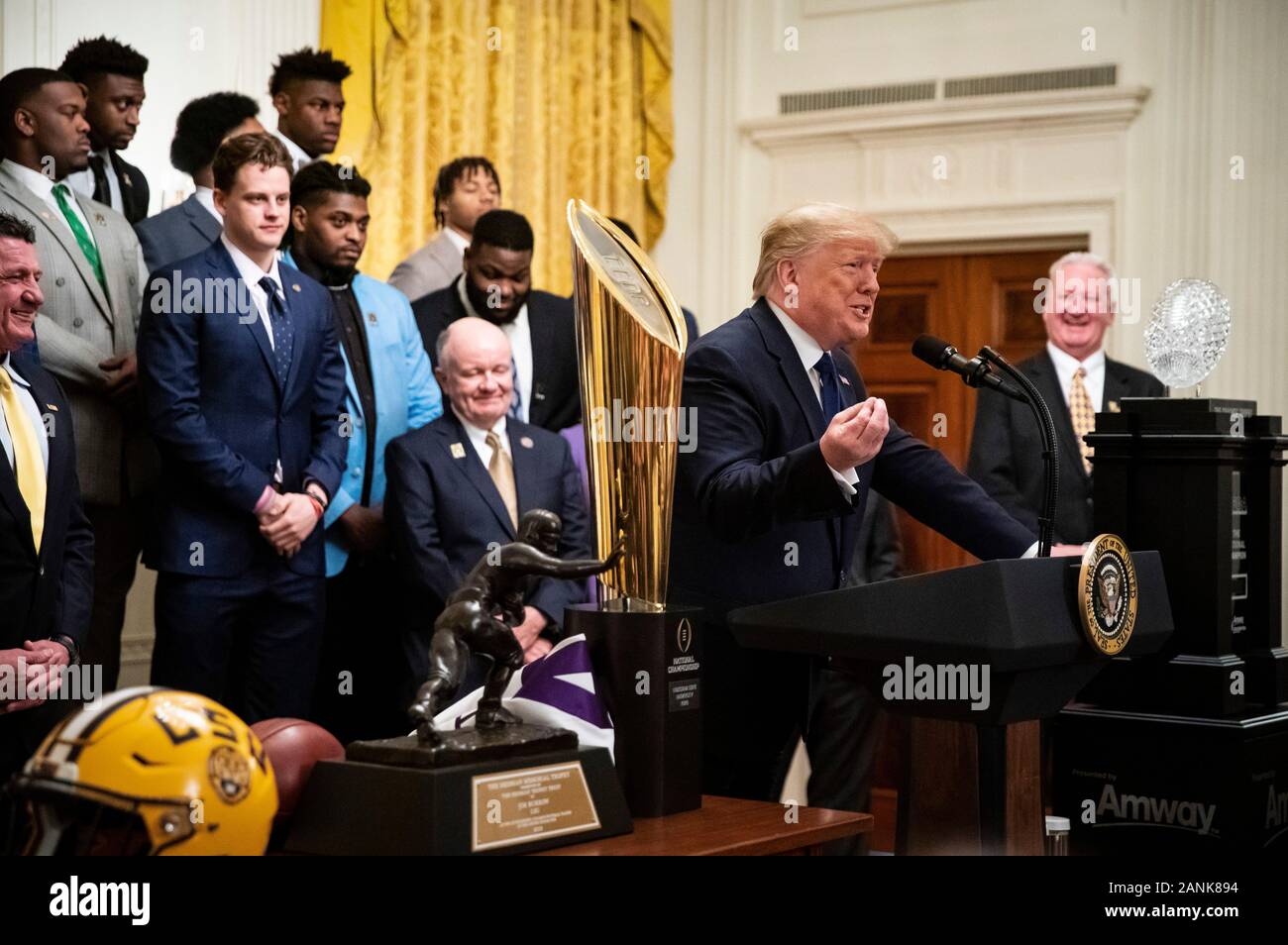 Washington, DC, USA. 17 Jan, 2020. Präsidenten der Vereinigten Staaten Donald J. Trumpf spricht während einer Veranstaltung zu Ehren Mitgliedern der Louisiana State University Fußballmannschaft im East Room des Weißen Hauses in Washington, DC, USA, am Freitag, Jan. 17, 2020. Das Team war an das Weiße Haus in Anerkennung ihrer gewann die 2019 NCAA Football Meisterschaft am Montag eingeladen. Credit: Al Drago/Pool über CNP | Verwendung der weltweiten Kredit: dpa/Alamy leben Nachrichten Stockfoto