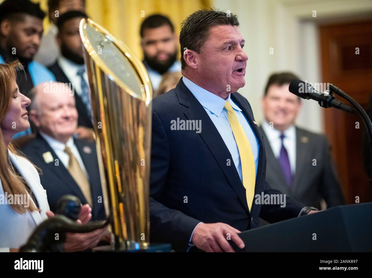 Washington, DC, USA. 17 Jan, 2020. Ed Orgeron, Trainer der Louisiana State University Football Team, spricht als Präsidenten der Vereinigten Staaten Donald J. Trumpf, nicht abgebildet, Hosts eine Veranstaltung zu Ehren der Mannschaft im East Room des Weißen Hauses in Washington, DC, USA, am Freitag, Jan. 17, 2020. Das Team war an das Weiße Haus in Anerkennung ihrer gewann die 2019 NCAA Football Meisterschaft am Montag eingeladen. Credit: Al Drago/Pool über CNP | Verwendung der weltweiten Kredit: dpa/Alamy leben Nachrichten Stockfoto