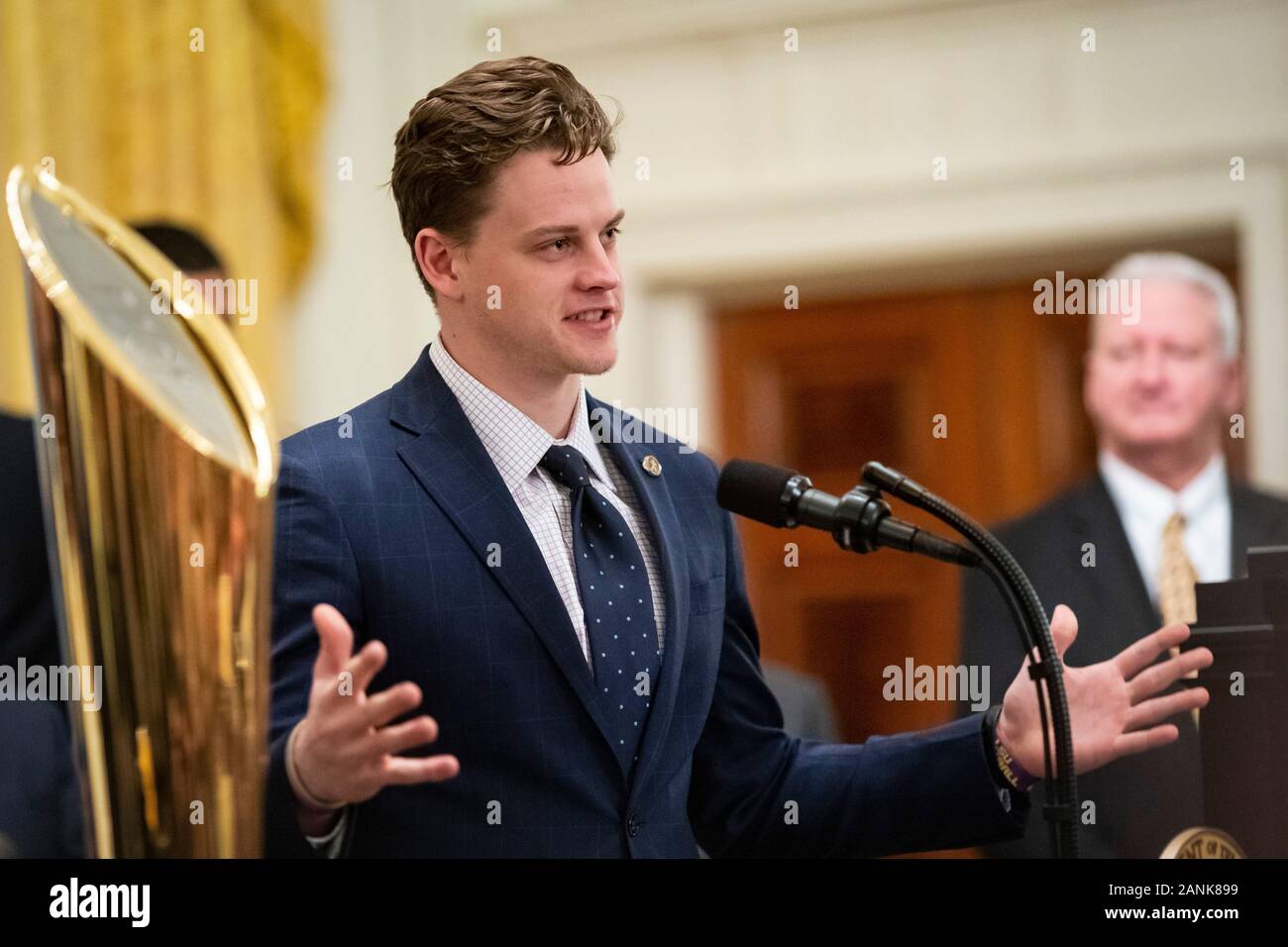 Washington, DC, USA. 17 Jan, 2020. Joe Burrow, Quarterback der Louisiana State University Football Team, spricht als Präsidenten der Vereinigten Staaten Donald J. Trumpf, nicht abgebildet, Hosts eine Veranstaltung zu Ehren der Mannschaft im East Room des Weißen Hauses in Washington, DC, USA, am Freitag, Jan. 17, 2020. Das Team war an das Weiße Haus in Anerkennung ihrer gewann die 2019 NCAA Football Meisterschaft am Montag eingeladen. Credit: Al Drago/Pool über CNP | Verwendung der weltweiten Kredit: dpa/Alamy leben Nachrichten Stockfoto