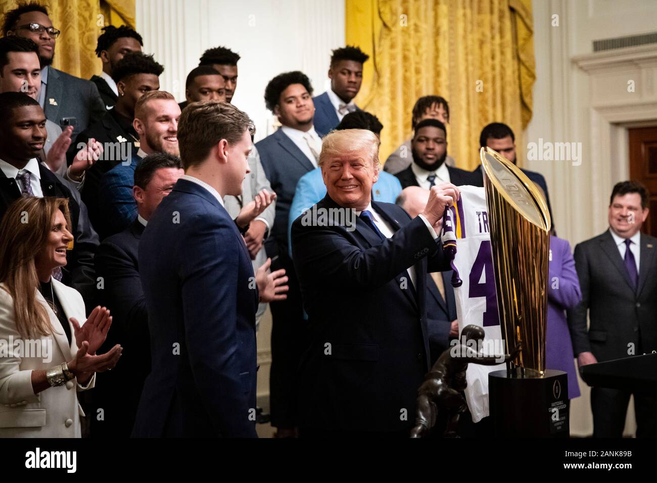 Washington, DC, USA. 17 Jan, 2020. Präsidenten der Vereinigten Staaten Donald J. Trumpf hält ein Jersey von Joe Burrow, Quarterback der Louisiana State University Football Team präsentiert, Links, während einer Veranstaltung zu Ehren der Mannschaft im East Room des Weißen Hauses in Washington, DC, USA, am Freitag, Jan. 17, 2020. Das Team war an das Weiße Haus in Anerkennung ihrer gewann die 2019 NCAA Football Meisterschaft am Montag eingeladen. Credit: Al Drago/Pool über CNP | Verwendung der weltweiten Kredit: dpa/Alamy leben Nachrichten Stockfoto