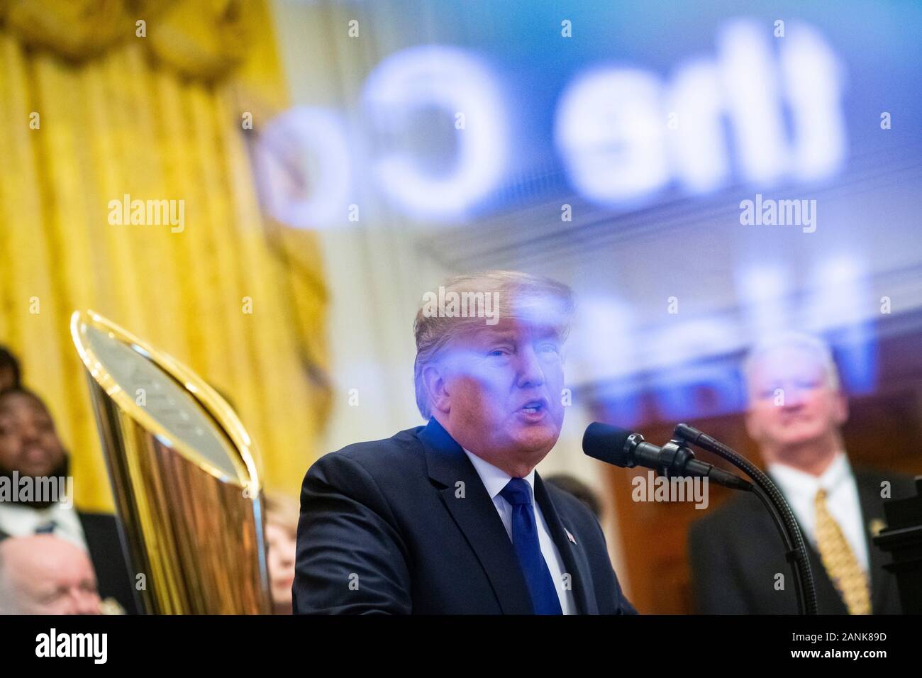 Washington, DC, USA. 17 Jan, 2020. Präsidenten der Vereinigten Staaten Donald J. Trumpf spricht während einer Veranstaltung zu Ehren Mitgliedern der Louisiana State University Fußballmannschaft im East Room des Weißen Hauses in Washington, DC, USA, am Freitag, Jan. 17, 2020. Das Team war an das Weiße Haus in Anerkennung ihrer gewann die 2019 NCAA Football Meisterschaft am Montag eingeladen. Credit: Al Drago/Pool über CNP | Verwendung der weltweiten Kredit: dpa/Alamy leben Nachrichten Stockfoto